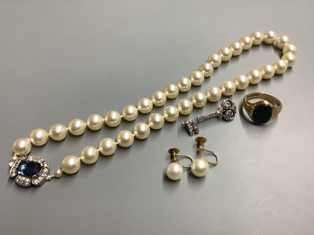 A 9ct yellow gold signet ring with bloodstone matrix, a pair of 9ct gold and pearl stud earrings, a white metal 'key' brooch and a cultured pearl necklace